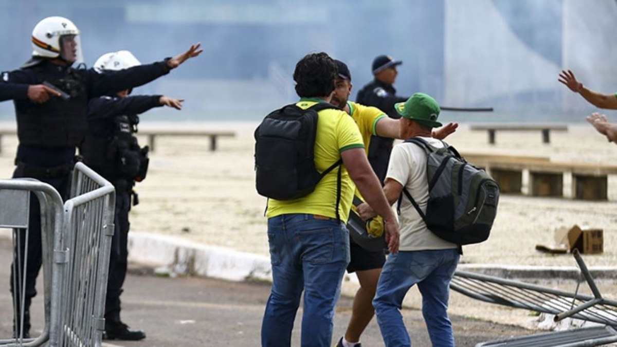 Os atos golpistas aconteceram no dia 8 de janeiro, com a invasão e depredração da Praça dos Três Poderes