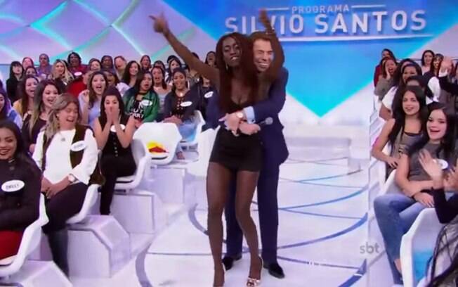 O apresentador Silvio Santos agarrou uma participante da plateia e falou para ela 