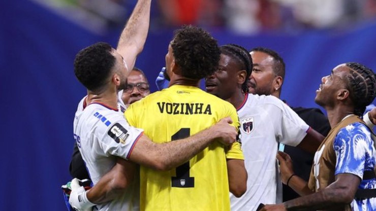 Vozinha vira celebridade na internet após jogo contra Espanha