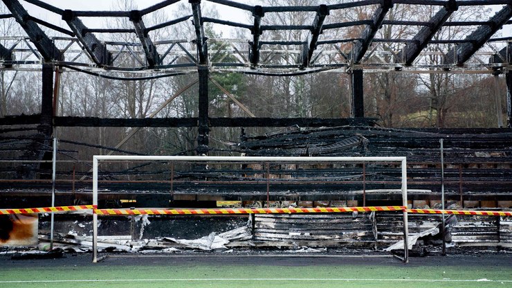 Torcedores incendeiam estádio após rebaixamento de time europeu