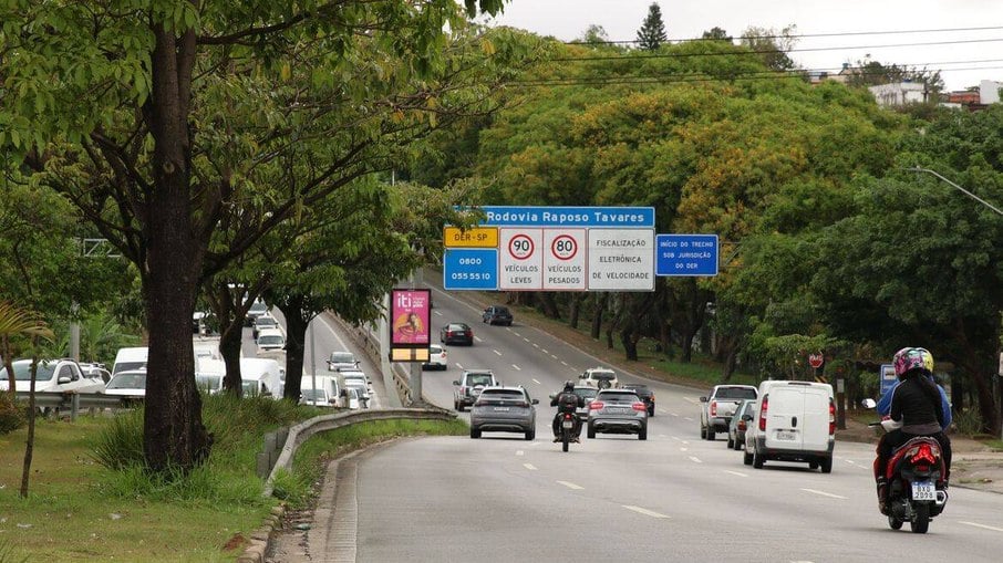 Imagem do trânsito em uma rodovia de São Paulo