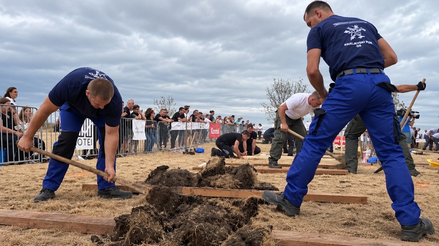 Disputa profissional reúne duplas de coveiros e tenta dar visibilidade à profissão Disputa profissional reúne duplas de coveiros e tenta dar visibilidade à profissão