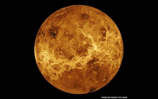 A superfície de Vênus aparece a partir de fotos da sonda Magellan, que orbitou o planeta nos anos 1990, adicionando cores captadas pelas sondas soviéticas Venera 13 e 14