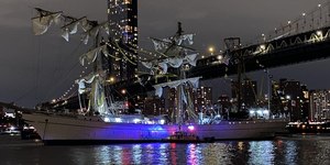 Vídeo: navio da Marinha mexicana bate na ponte do Brooklyn, em NY