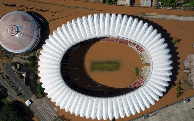 Vista aérea do estádio Beira Rio, do Inter de Porto Alegre, inundado, em 6 de maio de 2024