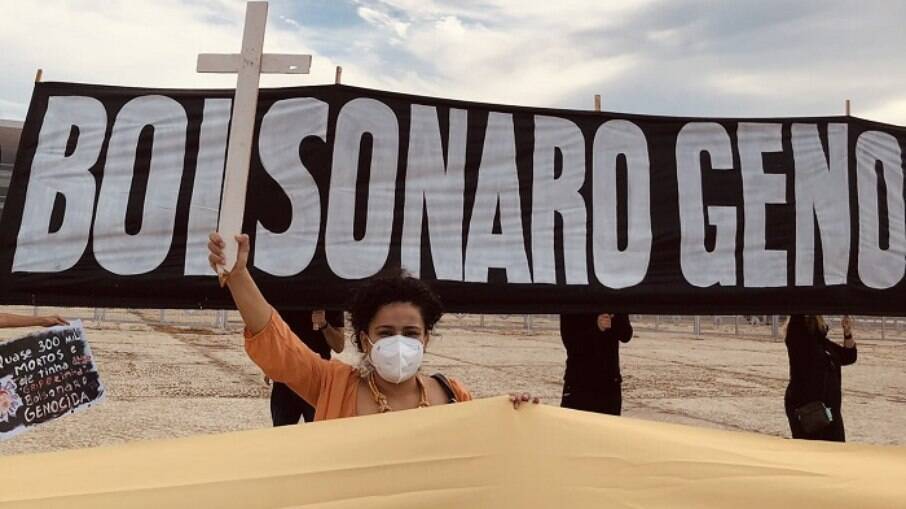 Nos últimos dias, manifestantes estenderam faixas em Brasília contra o presidente Jair Bolsonaro