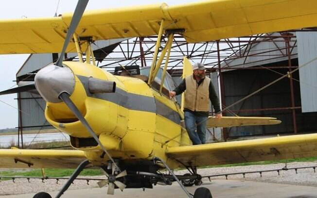 Após aprovação do padre, avião despejou o conteúdo sobre toda a cidade americana