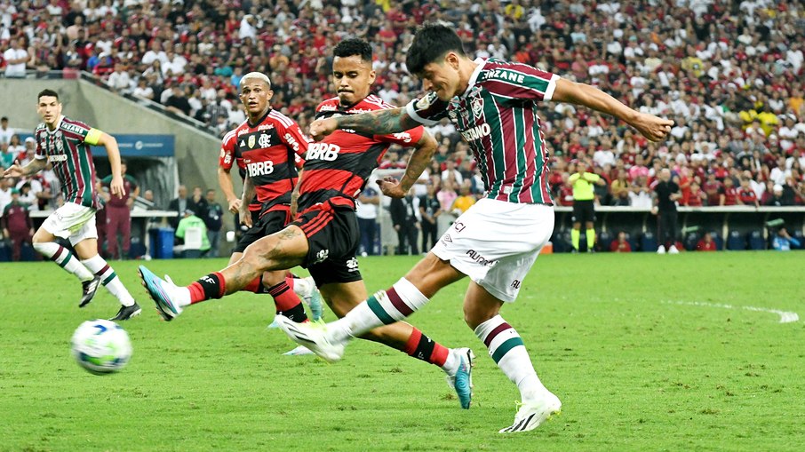 Fluminense e Flamengo se enfrentam neste domingo