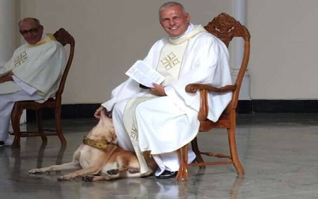 Cachorro invade missa em Minas Gerais e Padre tem reação fofa