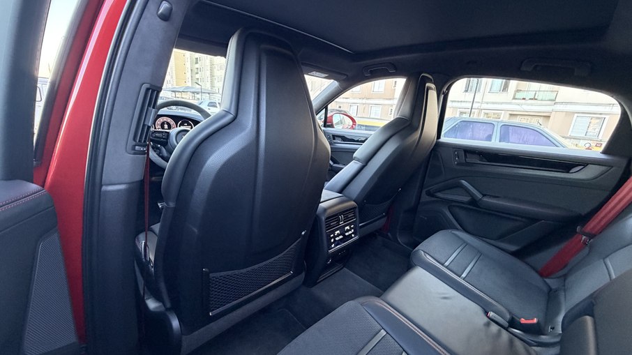 Mesmo com a carroceria Coupé, o Cayenne GTS mantém bom espaço para pernas e cabeça na segunda fileira.