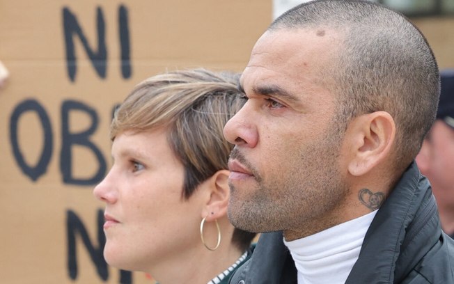 Daniel Alves ouve protestos ao se apresentar em tribunal: ‘Abusador’