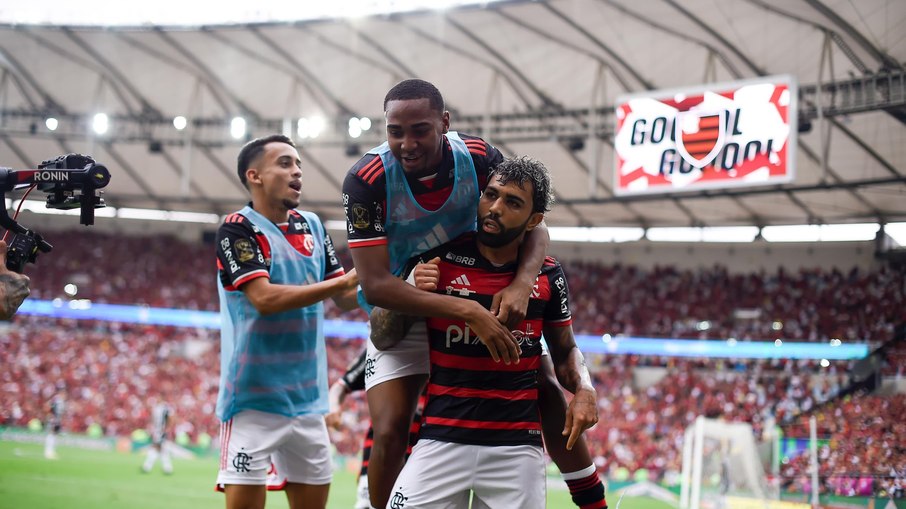 Flamengo vence Atlético e larga em vantagem na final da Copa do Brasil