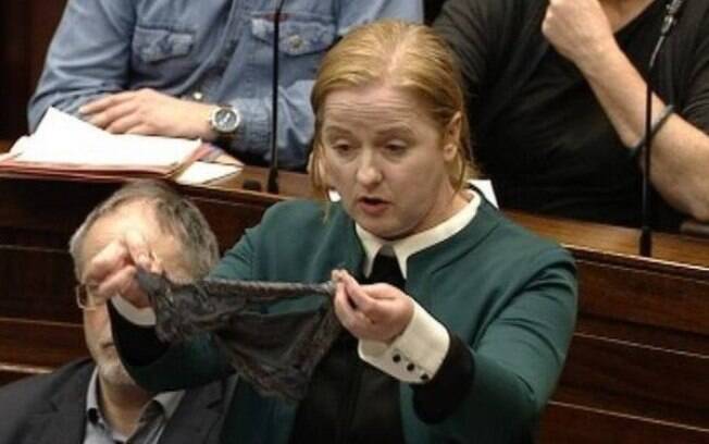 Deputada Ruth Coppinger levou fio-dental para o Parlamento irlandês para protestar contra a absolvição