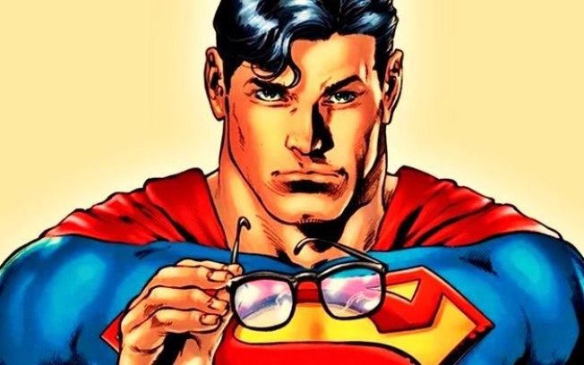 Como o Superman protege sua identidade de Clark Kent atualmente?