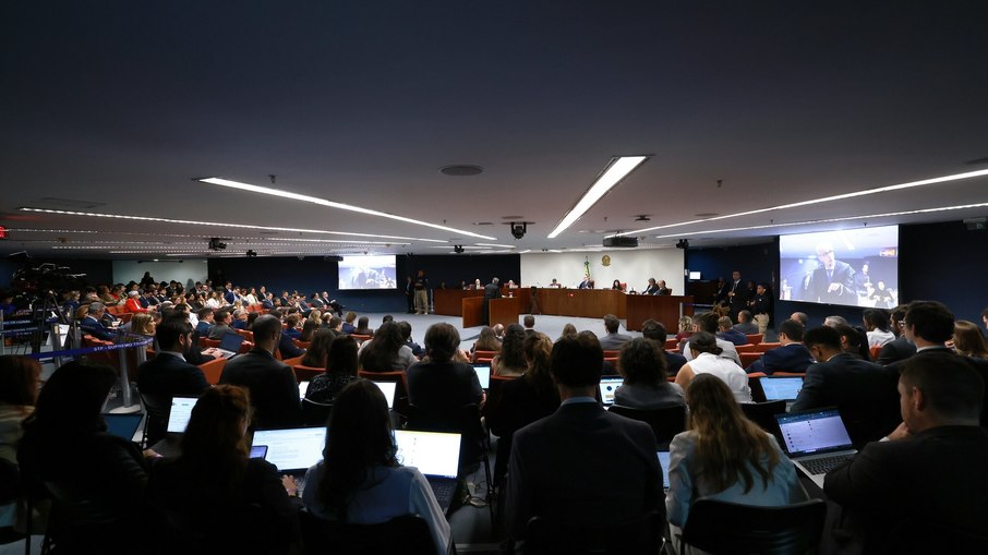  STF começa a ouvir advogados de defesa dos réus