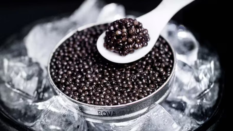 O caviar é um alimento feito a partir de ovas de peixes