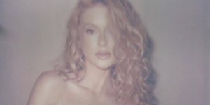 Marina Ruy Barbosa abre álbum de fotos e posa de topless