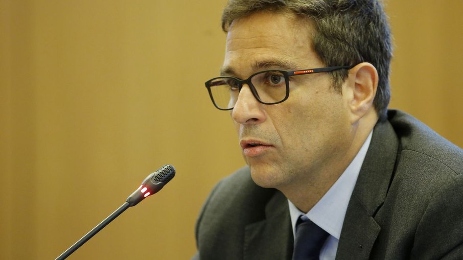 Campos Neto defende que governo deve perseguir meta fiscal