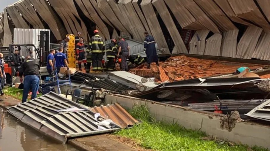Temporal causa desabamento de telhado em Franca (SP) Temporal causa desabamento de telhado em Franca (SP)