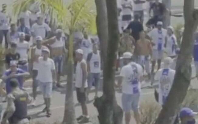 Torcedores do Cruzeiro protestaram na Toca da Raposa