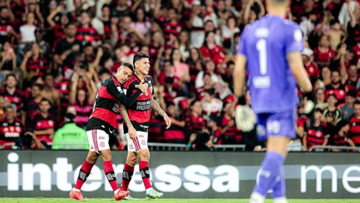 Flamengo vence Fluminense e se mantém na liderança do Brasileirão