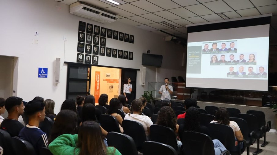 Jovens participam de palestra na Câmara dos Vereadores de Vinhedo