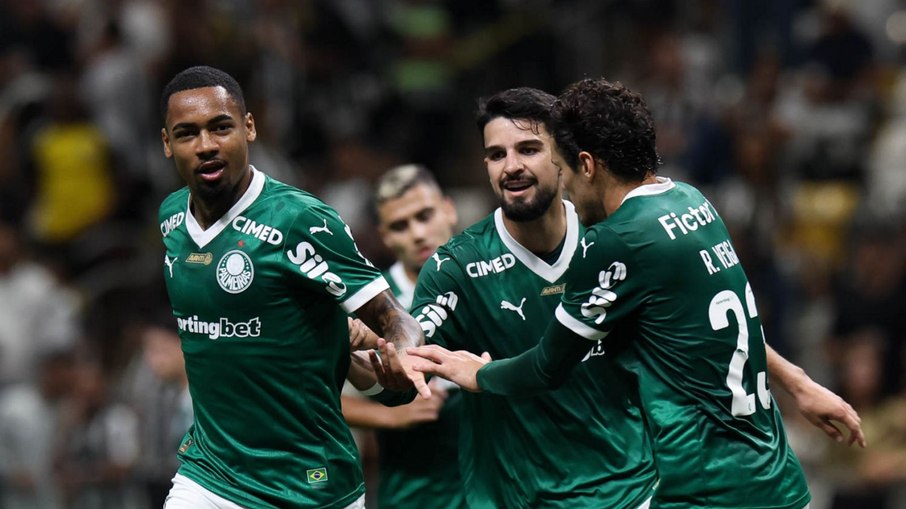 Palmeiras vence o Galo, mas vê o Flamengo conquistar o Brasileiro Palmeiras vence o Galo, mas vê o Flamengo conquistar o Brasileiro