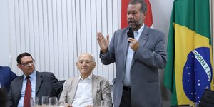 Após escândalo no INSS, Lupi cede à pressão e sai do cargo