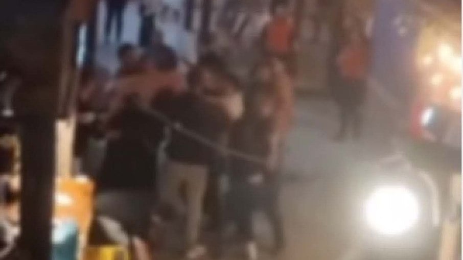 Vídeo: briga por divisão de conta de bar termina em pancadaria em Barbacena