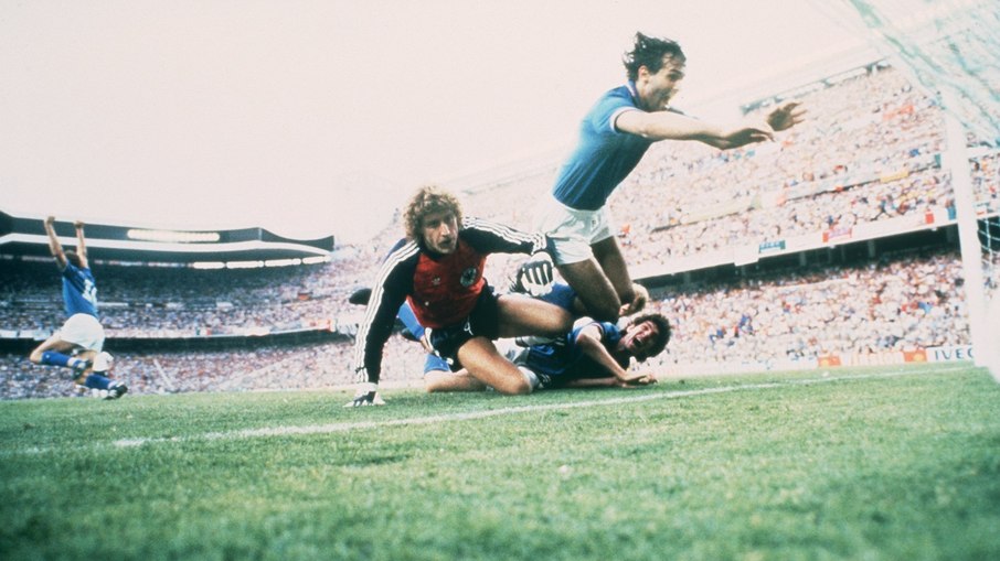 Paolo Rossi abrindo o placar para a Itália sobre a Alemanha na final da Copa de 1982 Paolo Rossi abrindo o placar para a Itália sobre a Alemanha na final da Copa de 1982