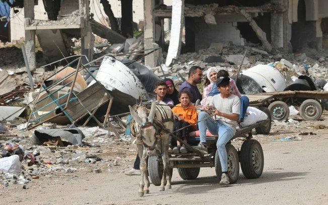 Palestinos deslocados deixam o campo de refugiados de Tal al-Zaatar, norte da Faixa de Gaza, em 11 de maio de 2024 Palestinos deslocados deixam o campo de refugiados de Tal al-Zaatar, norte da Faixa de Gaza, em 11 de maio de 2024