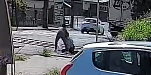 Vídeo: mulher tira homem de trilhos segundos antes do trem passar