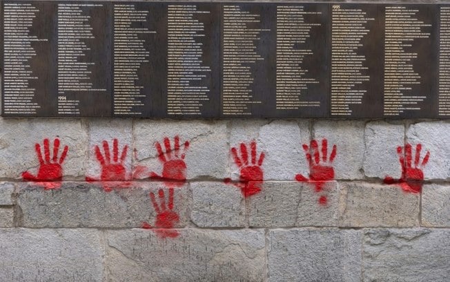Mãos vermelhas pintadas no Muro dos Justos no Memorial do Holocausto em Paris, 14 de maio de 2024