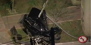 Carro "dobra" em poste após batida em suposto racha em São Paulo