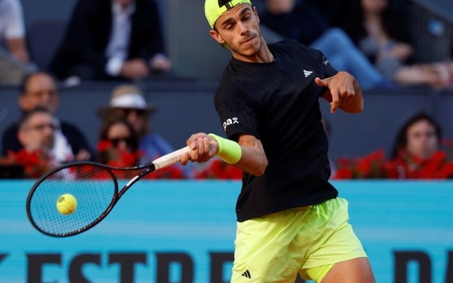 O tenista argentino Francisco Cerúndolo durante a partida contra o alemão Alexander Zverev na Caja Mágica em 29 de abril de 2025.