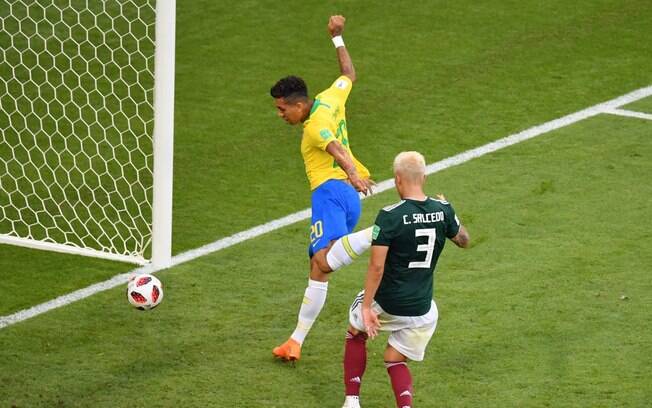 Firmino completa cruzamento de Neymar para marcar o segundo gol contra o México Firmino completa cruzamento de Neymar para marcar o segundo gol contra o México