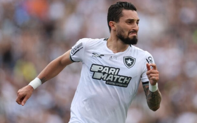 Alex Telles marcou segundo gol na vitória do Botafogo sobre o Atlético