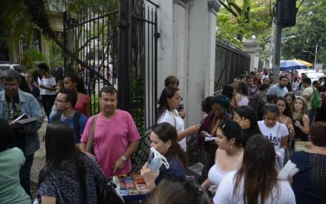 Candidatos chegam à Universidade Veiga da Almeida, no Rio de Janeiro, para o primeiro dia de provas
