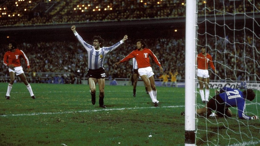 Argentina x Peru em 1978 Jogadores de Argentina e Peru disputam a partida decisiva da Copa do Mundo de 1978. A vitória argentina por 6 a 0 garantiu a classificação para a final, mas até hoje é cercada por suspeitas e debates.