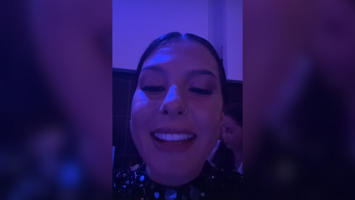 Ana Castela se emociona ao receber o Grammy Latino de Melhor Álbum de Música Sertaneja