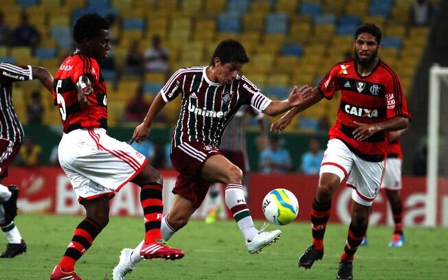 Conca tenta se livrar da marcação no duelo entre Flamengo e Fluminense pela Taça Guanabara. Foto: Flickr/Fluminense