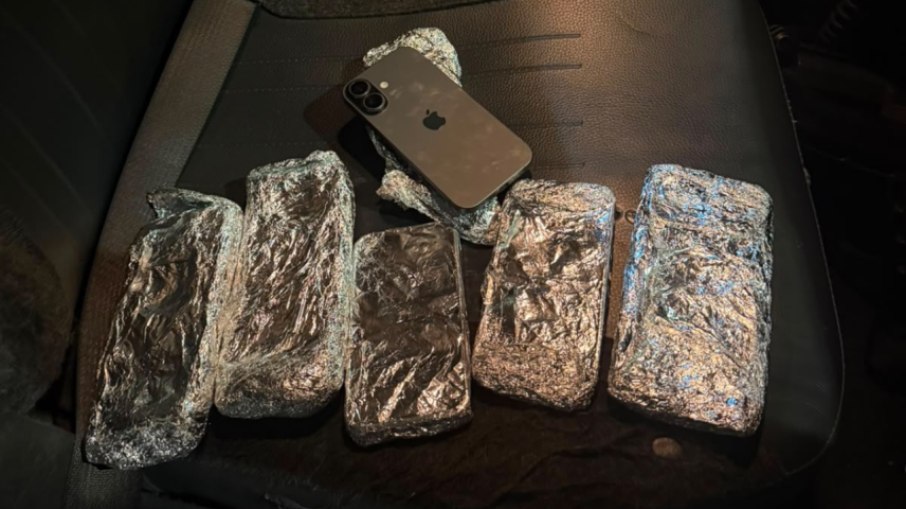 Celulares encontrados com o Colombiano