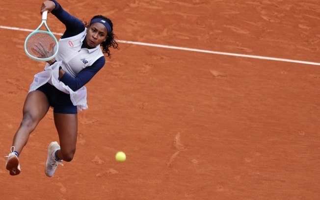 A americana Coco Gauff acerta um golpe contra a italiana Elisabetta Cocciaretto durante a partida das oitavas de final na quadra Philippe-Chatrier, do torneio de Roland Garros, em Paris, em 2 de junho de 2024.