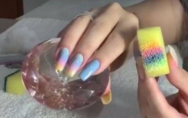 Unhas tie-dye: manicure das famosas ensina a fazer nail art