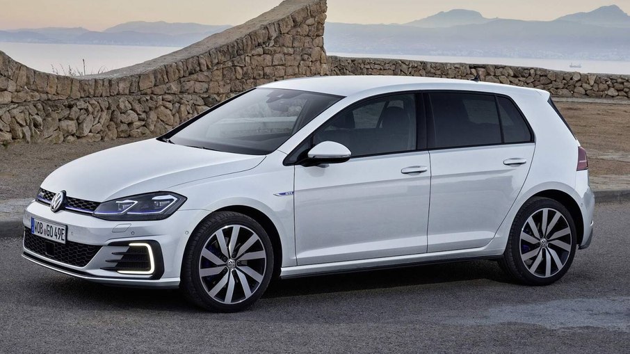 VW Golf GTE, versão híbrida do hatch médio 