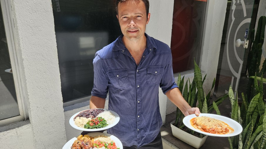 Daniel Dalcin faz entrega de frango em Copacabana no seu próprio negócio