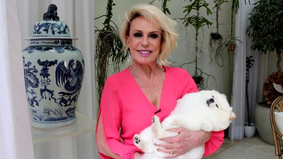 A apresentadora Ana Maria Braga posa com cachorrinha de estimação