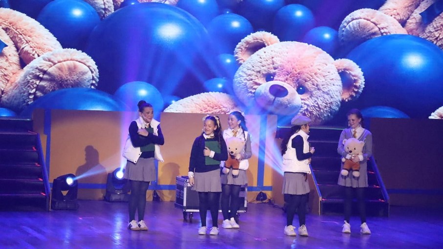 Artistas durante apresentação no Hopi Hari