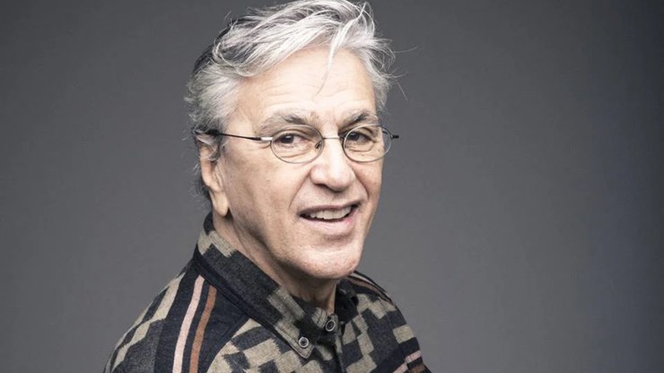 Caetano Veloso estreia show de festivais em SP e ganha balé
