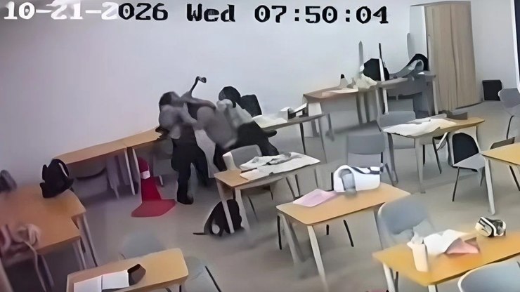 Estudante%20ataca%20professora%20com%20machado%20e%20transmite%20ao%20vivo